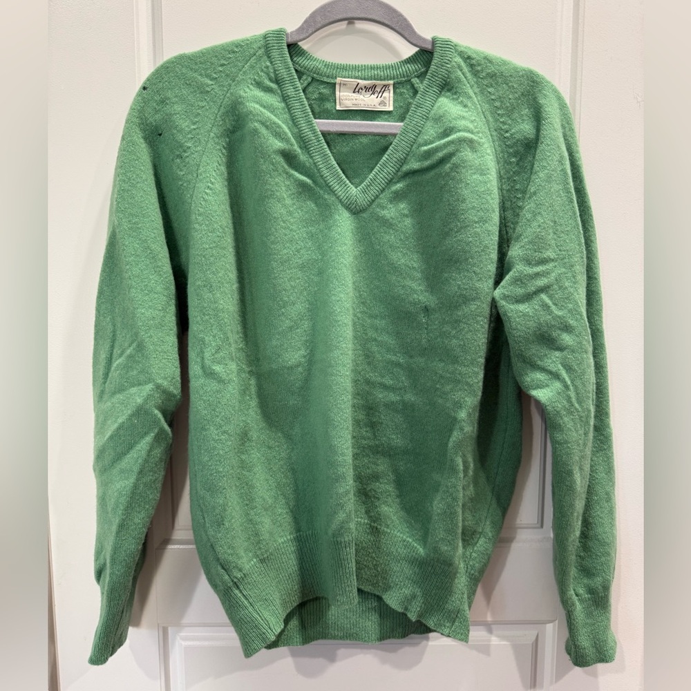 100% Wool‎ Pure V-Neck Sweater in Green